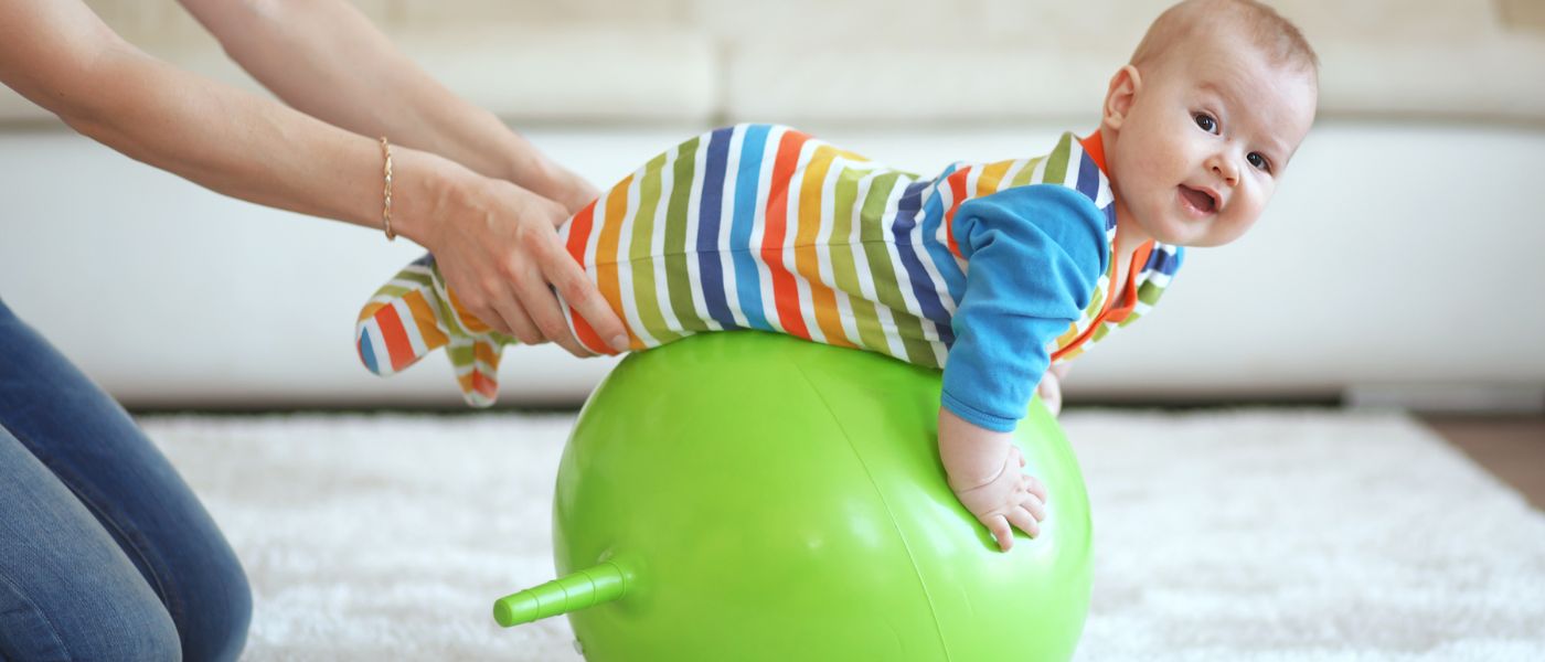 Baby auf Ball